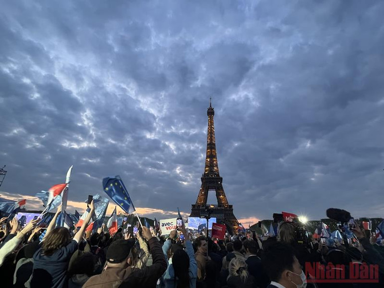 Một số hình ảnh trong đêm bầu cử ở Pháp -1