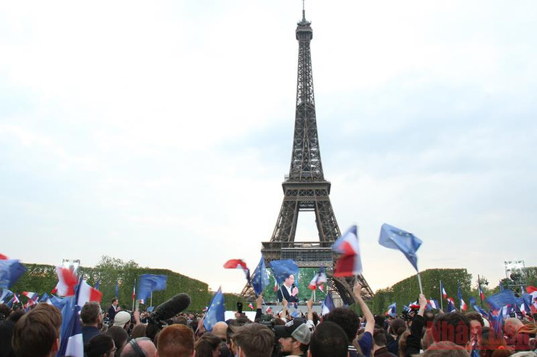 Một số hình ảnh trong đêm bầu cử ở Pháp -1