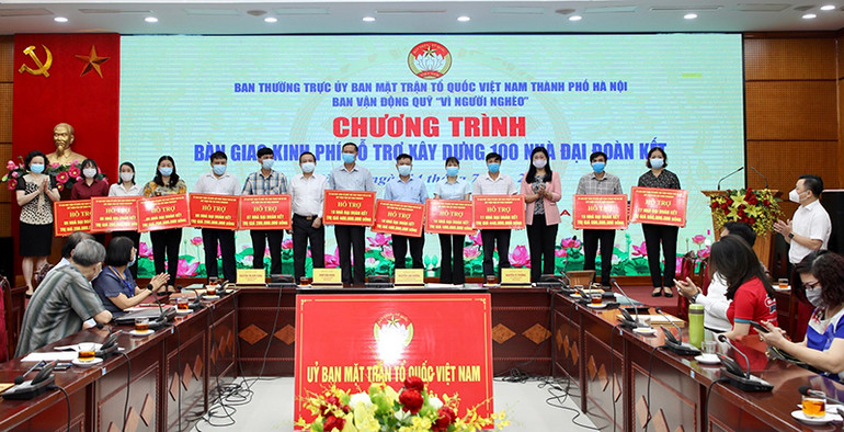 Hà Nội bàn giao kinh phí hỗ trợ xây dựng 100 nhà Đại đoàn kết -0