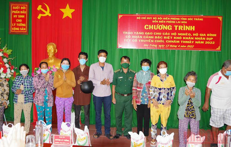 Bộ đội Biên phòng tặng quà sư sãi đồng bào Khmer nhân dịp Tết cổ truyền Chôl Chnăm Thmây -0