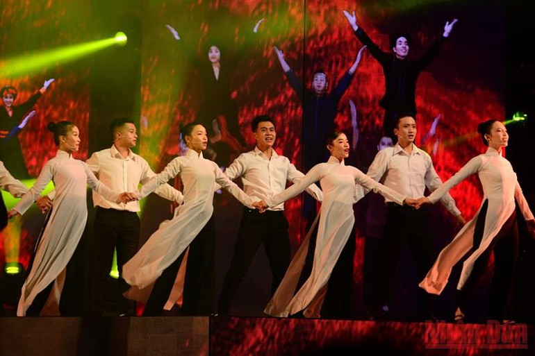 Một tiết mục tại chương trình Đảng là niềm tin tất thắng. Thành phố Hồ Chí Minh tổ chức chương trình nghệ thuật Đảng là niềm tin tất thắng -0