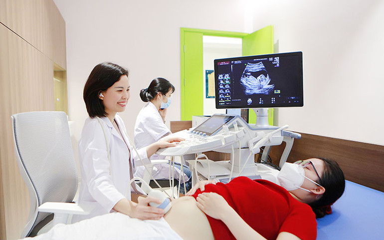 TS, BS Nguyễn Thị Sim, Phó Giám đốc Trung tâm sàng lọc, chẩn đoán trước sinh và sơ sinh khám sàng lọc cho thai phụ. Đơn vị can thiệp bào thai đầu tiên ra mắt -0