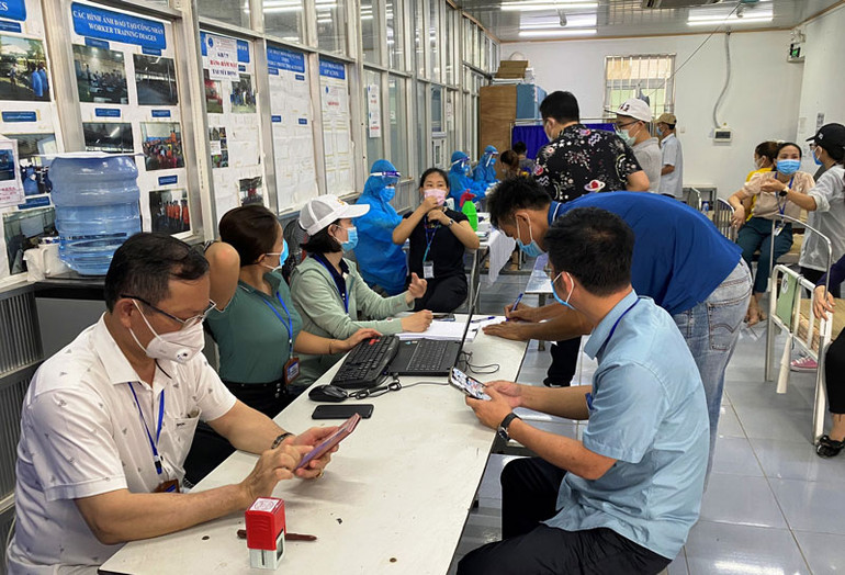 Tầm soát định kỳ, hướng dẫn người lao động ứng dụng công nghệ để cập nhật thông tin, phát hiện giám sát người có yếu tố dịch tễ liên quan. Thanh Hóa nỗ lực bảo vệ sức khỏe nhân dân, tích cực phát triển kinh tế-xã hội -0