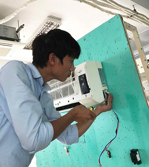 Học viên là lao động nông thôn theo học nghề điện lạnh tại Trường cao đẳng nghề Ninh Thuận. Đào tạo nghề gắn với thực tế cho lao động nông thôn Ninh Thuận -0