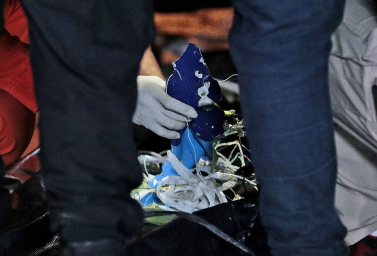 Vụ rơi máy bay tại Indonesia: Chuyển hai túi chứa các phần thi thể tới bệnh viện -0