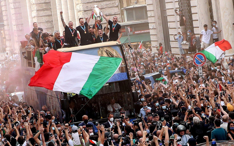 Biển người ăn mừng chức vô địch EURO 2020 cùng đội tuyển Italia -0