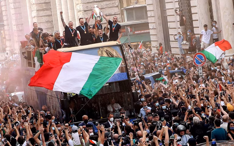 Biển người ăn mừng chức vô địch EURO 2020 cùng đội tuyển Italia -0