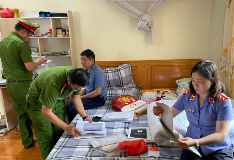 Lực lượng chức năng tiến hành khám xét nhà của đối tượng Lò Văn Chiến. Khởi tố, bắt tạm giam Trưởng khoa Dược Bệnh viện Đa khoa Sơn La liên quan vụ Việt Á -0