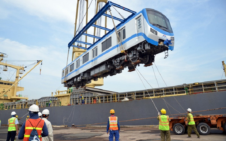 Bốc dỡ toa tàu. (Ảnh: TTXVN) Bốn đoàn tàu của tuyến metro Bến Thành-Suối Tiên về đến Việt Nam -0