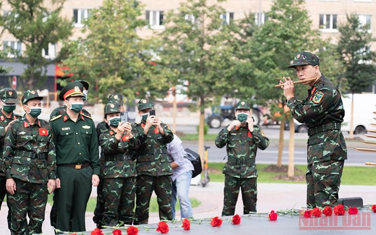 Tiết mục sáo tại lễ dâng hoa tưởng nhớ Người. Đoàn Quân đội nhân dân Việt Nam dâng hoa tưởng nhớ Chủ tịch Hồ Chí Minh tại Nga -0