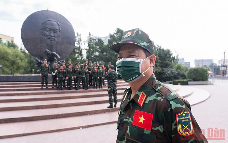 Thiếu tướng Phạm Văn Thái trả lời phỏng vấn báo chí. Đoàn Quân đội nhân dân Việt Nam dâng hoa tưởng nhớ Chủ tịch Hồ Chí Minh tại Nga -0