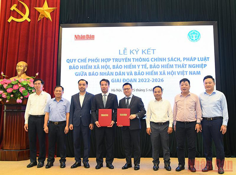 Đại diện lãnh đạo hai cơ quan tại Lễ ký kết. Báo Nhân Dân và Bảo hiểm xã hội Việt Nam ký kết phối hợp tuyên truyền giai đoạn 2022-2026 -0