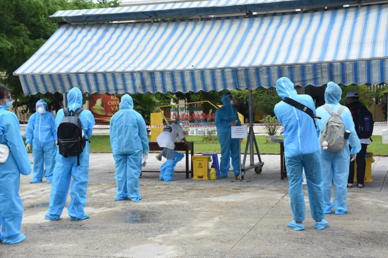 Xe chuyên dụng đưa thí sinh thuộc F đến điểm thi đặc biệt tại Đà Nẵng -0