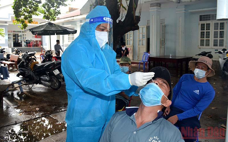 Ngành y tế tiến hành test nhanh SARS-CoV-2 cho người dân phường Phú Thủy, TP Phan Thiết (Bình Thuận). Thành phố Phan Thiết nới lỏng giãn cách xã hội theo Chỉ thị 15 -0