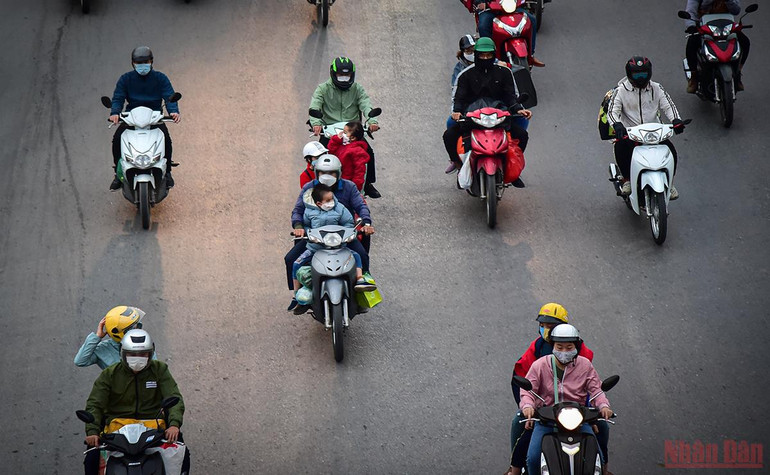 Hà Nội: Người dân lỉnh kỉnh đồ đạc về quê ăn Tết, nhiều tuyến đường ùn ứ -0