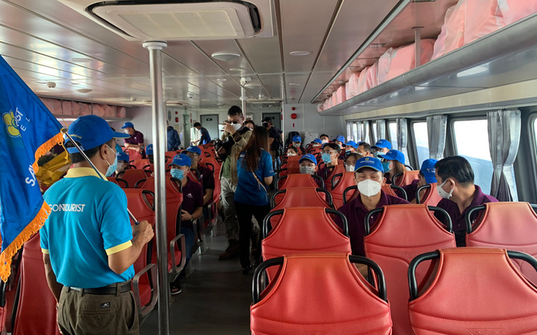 Du khách trên tàu tham quan tuyến đường sông từ Bạch Đằng đến Cần Giờ. Thành phố Hồ Chí Minh khởi động lại tour du lịch đường sông -0