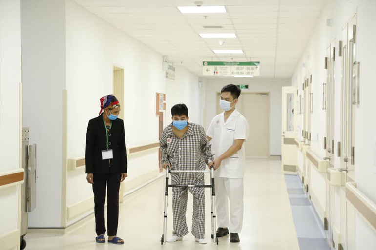 Bệnh nhân đang tập vận động sau phẫu thuật. 20 năm phải chống gậy vì căn bệnh viêm cột sống dính khớp nặng nề -0