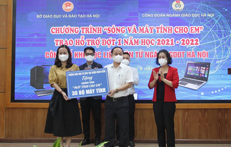 Hà Nội tiếp tục hỗ trợ máy tính cho học sinh và công bố kho học liệu điện tử -0