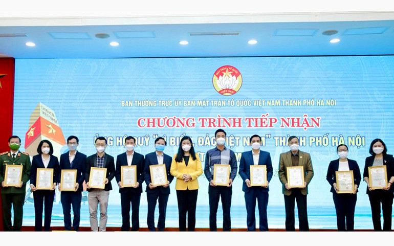 Ban Tổ chức trao thư cảm ơn tới các đơn vị ủng hộ. Hà Nội tiếp nhận gần 26 tỷ đồng ủng hộ Quỹ “Vì biển, đảo Việt Nam’’ -0