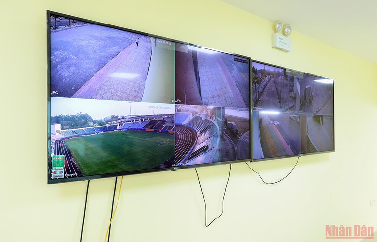 Để bảo đảm an ninh, 8 camera 360 độ với độ zoom lên tới 200m đã được lắp đặt mới chung quanh Sân vận động. 30 camera ở khu vực các cửa ra vào. Toàn bộ tín hiệu sẽ được kiểm soát tại phòng an ninh. Từ đây, Ban tổ chức có thể kiểm soát toàn bộ diễn biến trong suốt thời gian trận đấu diễn ra. “Chảo lửa” Việt Trì sẵn sàng cho SEA Games 31 -0