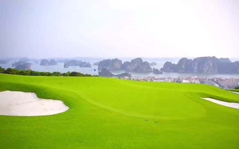 Hạ Long có 2 sân golf được đánh giá hàng đầu châu Á (Ảnh: CTV) Quảng Ninh mở cửa du lịch thích ứng an toàn, linh hoạt -0