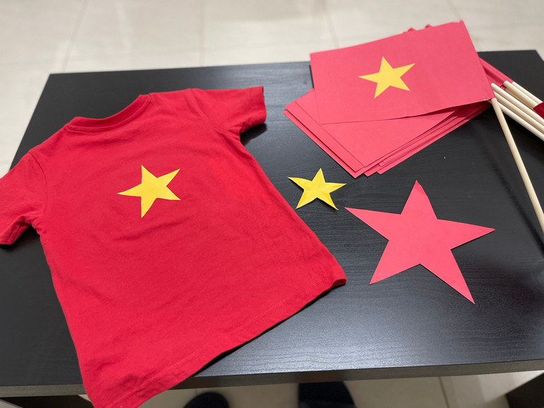 Cổ động viên Việt Nam tại Saudi Arabia vào sân 