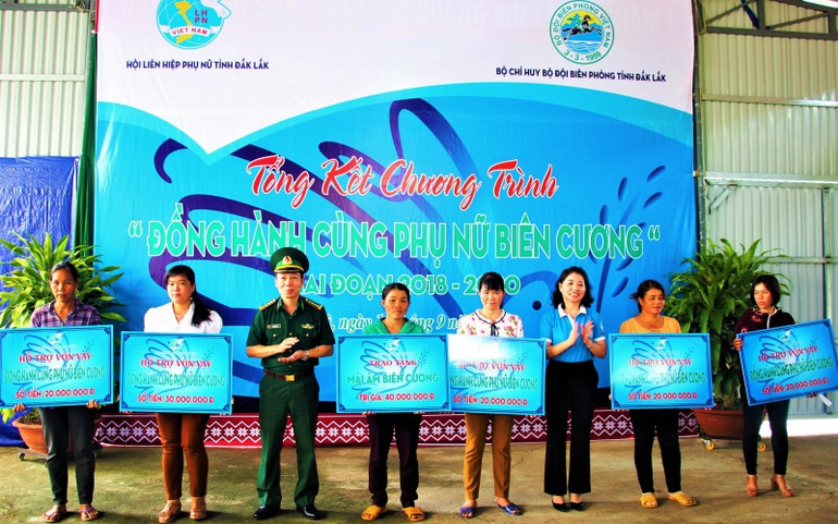 Lãnh đạo Bộ Chỉ huy BĐBP tỉnh Đắk Lắk và Hội LHPN tỉnh trao hỗ trợ vốn vay cho các phụ nữ nghèo ở các xã biên giới của tỉnh. IMG_9676-1604371282770.jpg