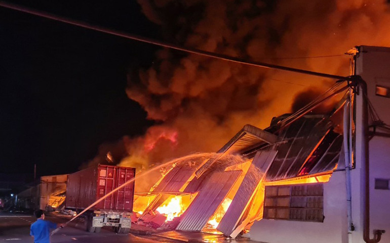 Làm rõ nguyên nhân vụ cháy nhà xưởng sản xuất đồ trang trí nội thất tại Bình Dương -0