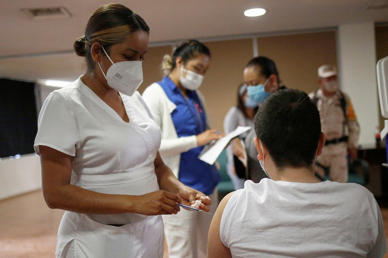 Tiêm vaccine Pfizer/BioNTech cho trẻ em trong độ tuổi từ 12 đến 17 có tình trạng bệnh lý nền ở Ciudad Juarez, Mexico. (Ảnh: Reuters) WHO kêu gọi các nước tiếp tục nâng cao cảnh giác trước Covid-19 -0