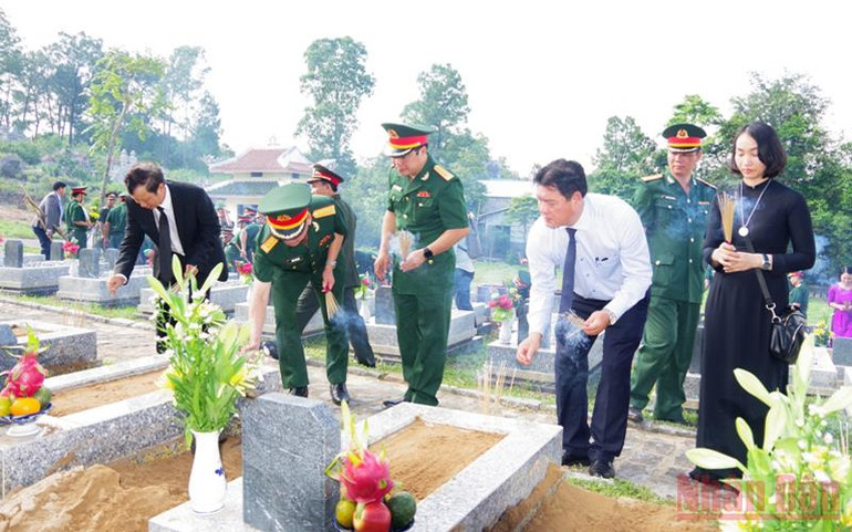 Truy điệu, an táng 16 hài cốt liệt sĩ Quân tình nguyên và chuyên gia Việt Nam hy sinh tại Lào -0