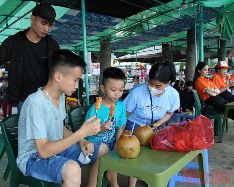 Khai hội du lịch biển Hải Tiến -0