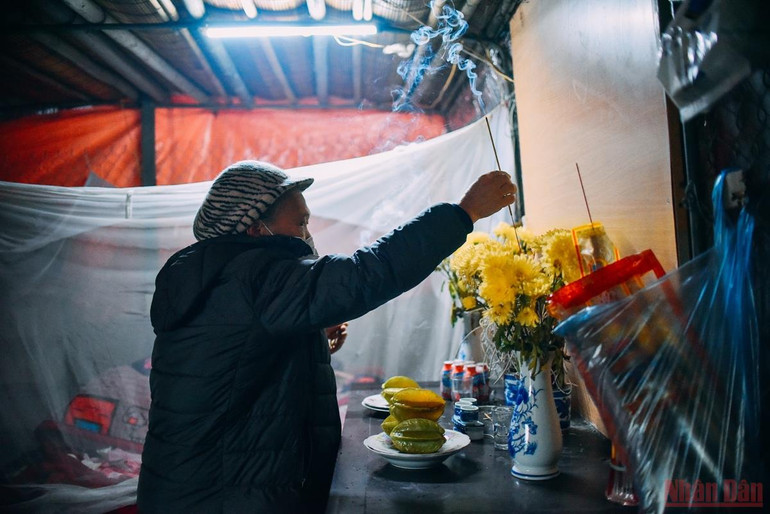 Những ngày cận Tết ở “xóm nhà phao” -0