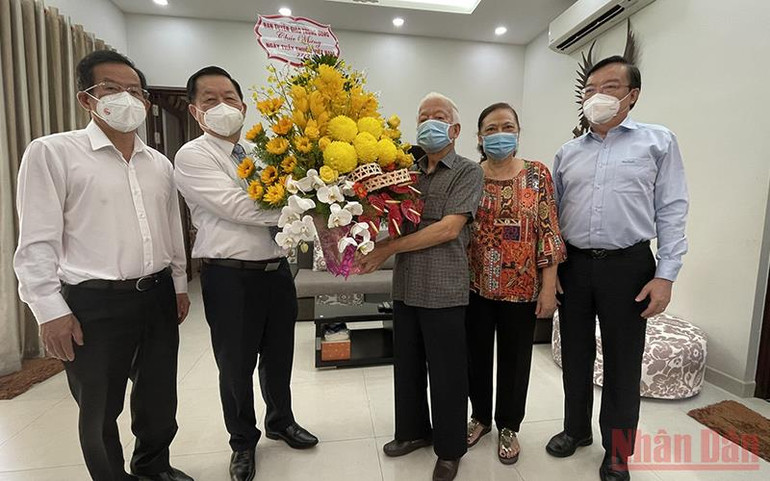 Trưởng Ban Tuyên giáo Trung ương thăm, chúc mừng các thầy thuốc tại TP Hồ Chí Minh -0