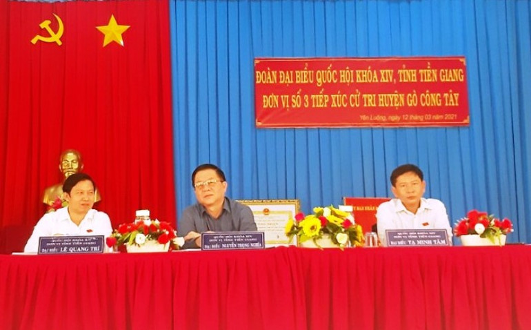 Các đại biểu Quốc hội đơn vị tỉnh Tiền Giang thông tin một số vấn đề, cũng như ghi nhận các ý kiến, kiến nghị của cử tri. Đồng chí Nguyễn Trọng Nghĩa tiếp xúc cử tri tại Tiền Giang -0