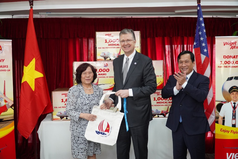 Hành trình những chiếc khẩu trang Vietjet Air tặng người dân Mỹ và châu Âu -0
