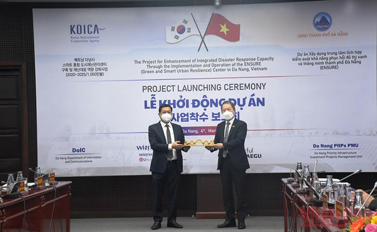 Phó Chủ tịch UBDN TP Đà Nẵng Trần Phước Sơn tặng quà lưu niệm cho đại biểu. Khởi công dự án xây dựng mô hình điểm đầu tiên về quản lý thiên tai thông minh tại Việt Nam -0