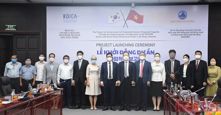 Các đại biểu chụp ảnh lưu niệm tại sự kiện khởi công dự án sáng nay. Khởi công dự án xây dựng mô hình điểm đầu tiên về quản lý thiên tai thông minh tại Việt Nam -0