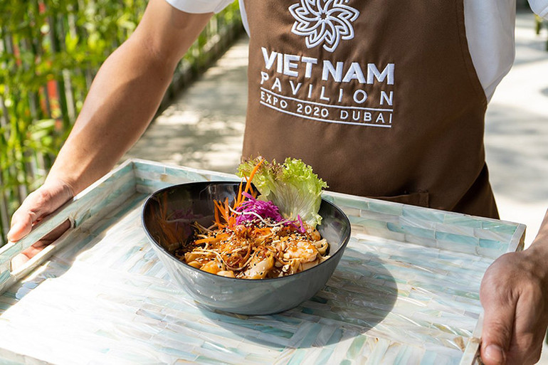 Khách tham quan cũng có thể thưởng thức một số món ăn đặc sắc của Việt Nam tại Nhà Triển lãm Việt Nam. (Ảnh: Vietnam EXPO 2020 Dubai) Truyền thông quốc tế đưa tin đậm nét về Nhà Triển lãm Việt Nam tại EXPO 2020 -0