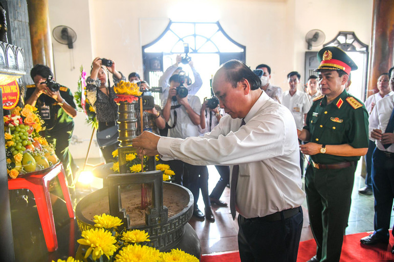 Tiếp tục chuyến công tác, sáng cùng ngày, Chủ tịch nước Nguyễn Xuân Phúc cùng đoàn công tác đến dâng hương tại Khu lưu niệm ở quê hương của Tổng Bí thư Lê Duẩn. (Ảnh: THÀNH ĐẠT) Chủ tịch nước Nguyễn Xuân Phúc dâng hương Thành cổ Quảng Trị và Khu lưu niệm Tổng Bí thư Lê Duẩn -0