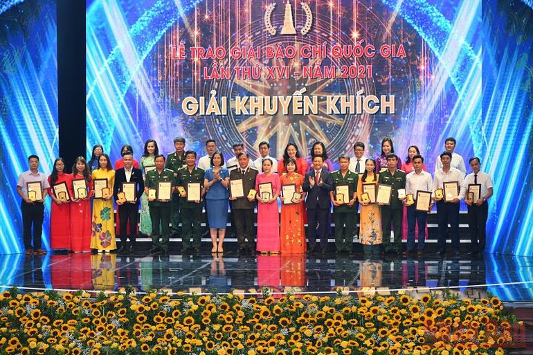 Trao giải Khuyến khích cho các tác giả, đại diện nhóm tác giả đoạt giải. (Ảnh: TRẦN HẢI) Lễ trao giải Báo chí quốc gia lần thứ XVI - năm 2021 -0