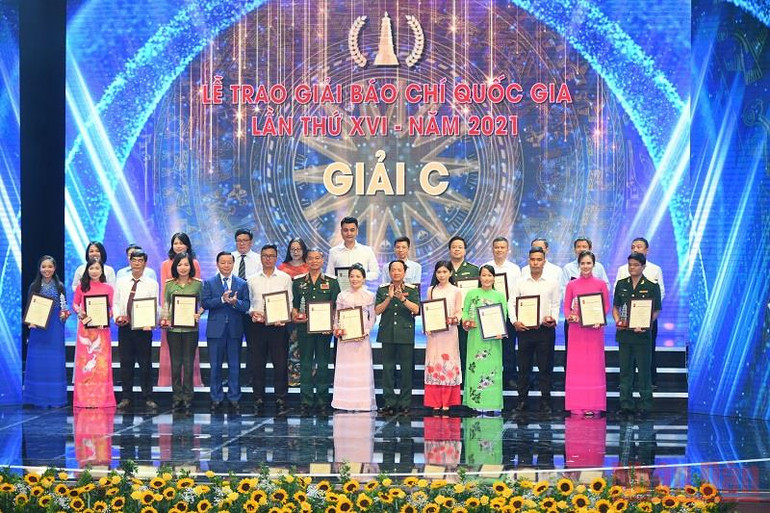Trao giải C cho các tác giả, đại diện nhóm tác giả đoạt giải. (Ảnh: THÀNH ĐẠT) 115 tác phẩm được vinh danh tại Lễ trao giải Báo chí quốc gia lần thứ XVI -0
