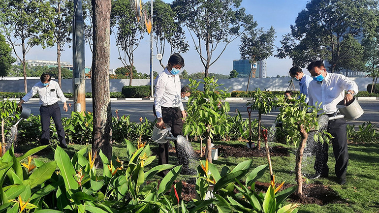 Lãnh đạo tỉnh Bình Dương và lãnh đạo Becamex IDC trồng cây tại Thành phố mới Bình Dương. Tổng Công ty BECAMEX IDC với nhiều hoạt động an sinh xã hội, hướng đến cộng đồng -0