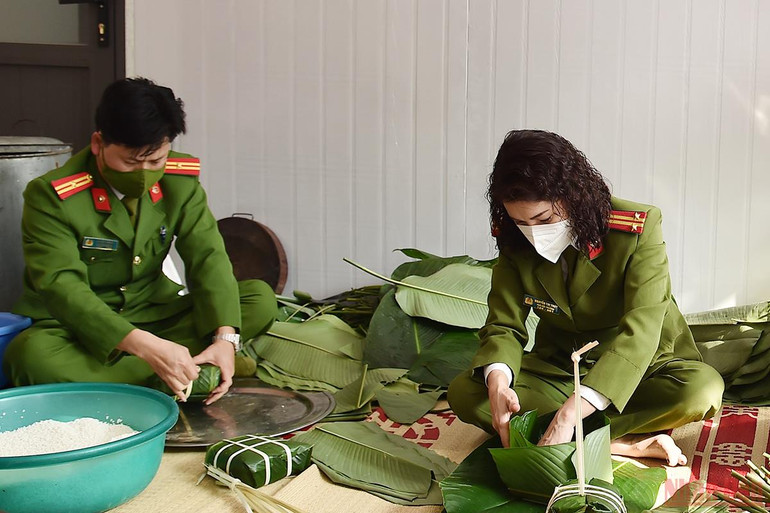 Những người lính đi cùng mùa xuân -1