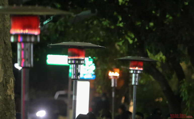 Ấm lòng những cây sưởi ở Bệnh viện Bạch Mai cho người nhà bệnh nhân ảnh 3 3cay_suoi_benh_vien_bach_mai-1610331054295.jpg