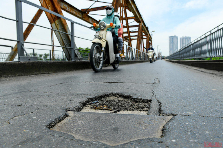 Trước đó, trong vòng 1 tháng, cụ thể ngày 28/5, cầu Long Biên đã bị sập tạo thành lỗ thủng to do xe ba gác chở nặng đi qua, rất nguy hiểm cho người tham gia giao thông trên cầu. Lắp rào chắn bảo vệ cầu Long Biên -0