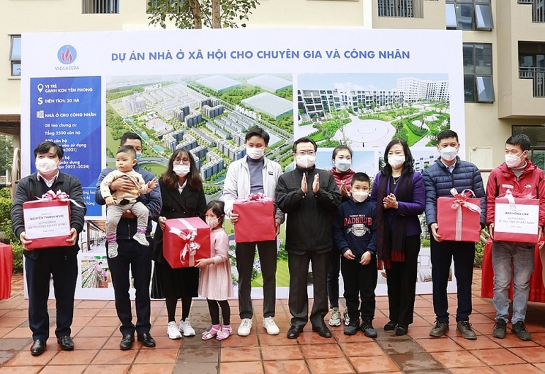Bộ trưởng Xây dựng Nguyễn Thanh Nghị và Bí thư Tỉnh ủy Bắc Ninh Đào Hồng Lan tặng quà các gia đình công nhân Khu công nghiệp Yên Phong. Khởi công xây dựng Khu công nghiệp Thuận Thành I và khu nhà ở công nhân tại Bắc Ninh -0