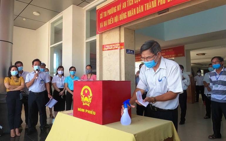 Đường phố Đà Nẵng trang hoàng đón Ngày hội non sông -0