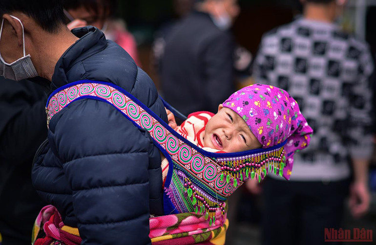 Độc đáo cảnh mẹ địu con đi chợ phiên Bắc Hà ngày giáp Tết -0