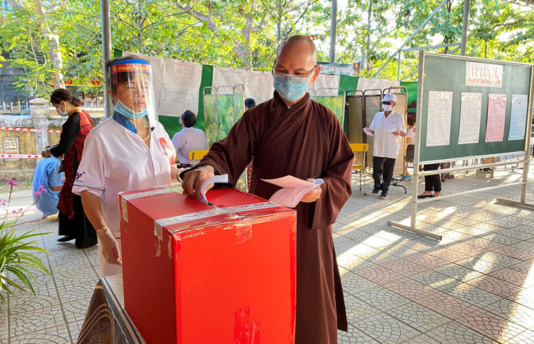 Đồng bào các dân tộc, tôn giáo ở Thừa Thiên Huế nô nức đi bầu cử -0