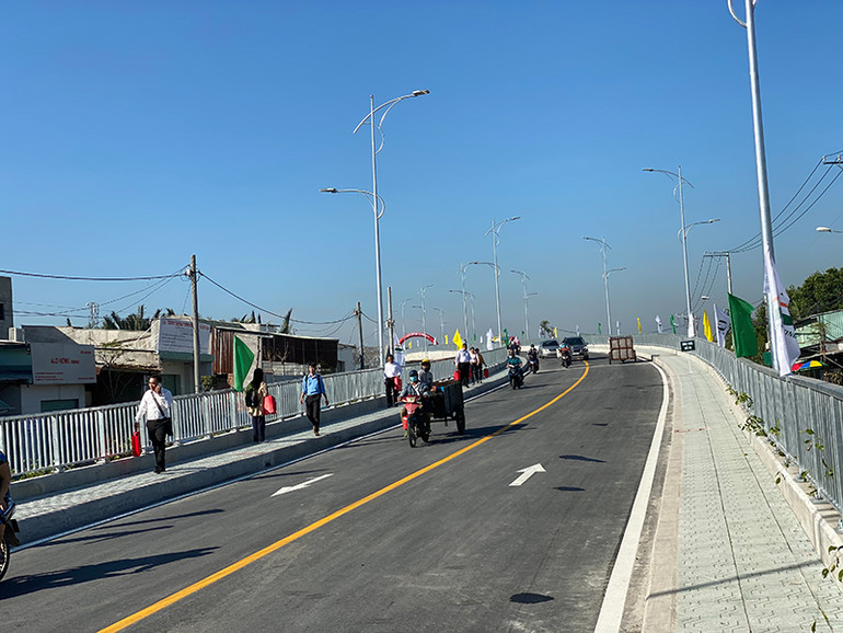 Người dân huyện Nhà Bè chạy xe qua cầu trong niềm hân hoan vui mừng. Bảy năm vướng đền bù, cầu Phước Lộc, huyện Nhà Bè đã thông xe -0